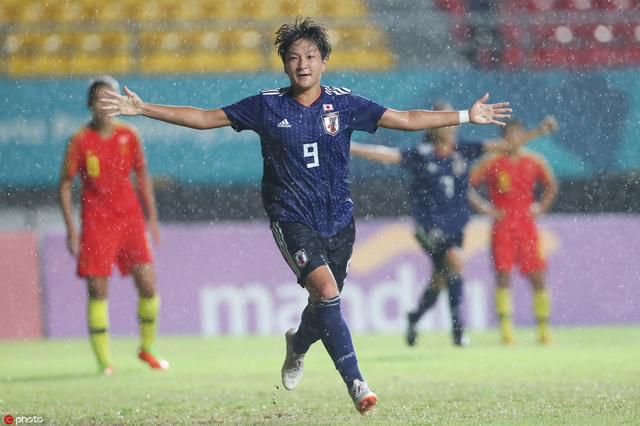 美女露出隐私部位